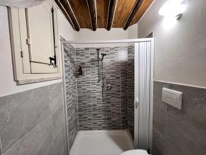 トラーパニにあるOsorio 44 Apartmentのバスルーム(ウォークインシャワー、トイレ付) +8枚の写真