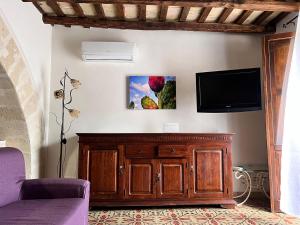トラーパニにあるOsorio 44 Apartmentのリビングルーム(テレビ、木製キャビネット付)
