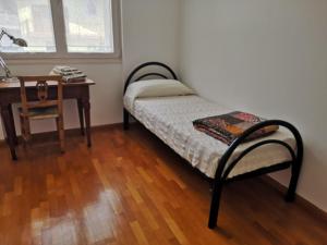 Tenna 的住宿－La Posada sul Colle，一间卧室配有一张床、一张桌子和一张桌子