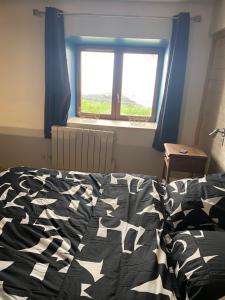 1 dormitorio con cama y ventana en Appartement 4 personnes en Villar-dʼArène