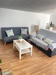 sala de estar con sofá y mesa de centro en Finca el atardecer- Apartamento El Peral en Los Santos de Maimona