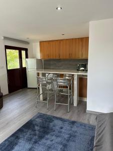 cocina con mesa y sillas en una habitación en Quinta do Rio Gerês, en Bouro