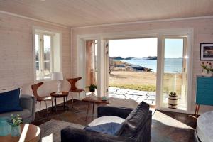ein Wohnzimmer mit Meerblick in der Unterkunft Lille Herstrand - A unique seaside getaway in Meløyskagen