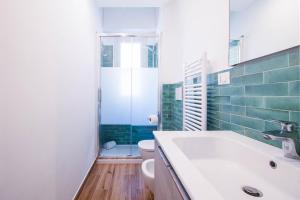 Bilik mandi di GOLFO PARADISO House-Private Parking +27 gambar