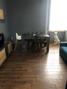 ein Wohnzimmer mit einem Esstisch und Stühlen in der Unterkunft Casa Renata in Foggia