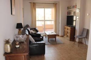 Televízia a/alebo spoločenská miestnosť v ubytovaní Bright & Airy Sea View Apartment