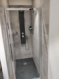 ein Bad mit einer Dusche und einem Telefon an der Wand in der Unterkunft maison angles in Angles