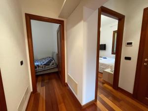 パドヴァにあるLe Palme - Appartamento elegante e moderno con garage privatoの廊下、ベッドルーム(ベッド1台、鏡付)