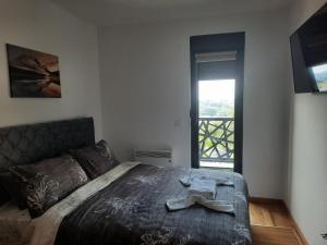 sypialnia z łóżkiem z muszką w obiekcie Apartman Andrijana w mieście Vrnjačka Banja
