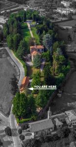 Una casa con un cartel que dice que estás aquí. en Villa Lucini 1886 "La Dolcevita" Cottage 1, close to Lake Como and Milan, en Calco