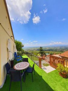 balcone con tavolo e sedie sull'erba di Il Palagio a Vinci