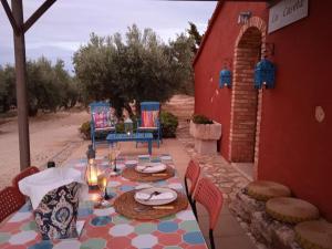 una mesa y sillas en un patio en La caseta, en Roquetes