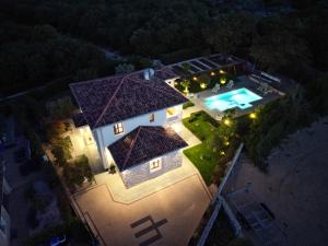 Fotografie z fotogalerie ubytování Villa Anna - 4 bedrooms, 4 bathrooms, heated pool, jacuzzi v destinaci Kornić