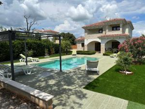 Fotografie z fotogalerie ubytování Villa Anna - 4 bedrooms, 4 bathrooms, heated pool, jacuzzi v destinaci Kornić + 36 fotografií