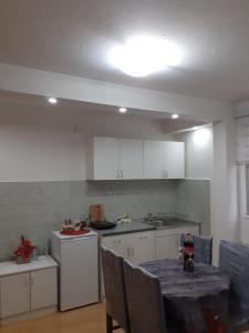 Kuchyň nebo kuchyňský kout v ubytování Apartmani "Helena"
