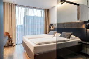 pokój hotelowy z dwoma łóżkami i oknem w obiekcie arte Hotel Salzburg w mieście Salzburg +37 zdjęć