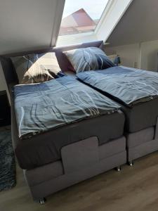 DespetalにあるFerienwohnung Despetalの窓のある部屋にある大きなベッド