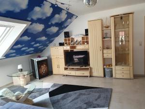 ein Wohnzimmer mit einem Wolkenmotiv an der Decke in der Unterkunft Ferienwohnung Despetal in Despetal