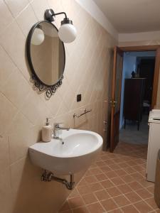 een badkamer met een wastafel en een spiegel aan de muur bij B&B Ortensia in Cava deʼ Tirreni