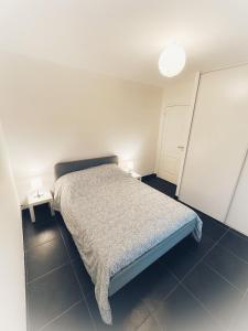 um quarto com uma cama e duas mesas de cabeceira em Grand T2 haut de villa calme vue sur le Rocher em Roquebrune-sur-Argens