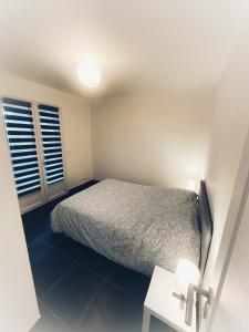 um quarto com uma cama, uma mesa e uma janela em Grand T2 haut de villa calme vue sur le Rocher em Roquebrune-sur-Argens