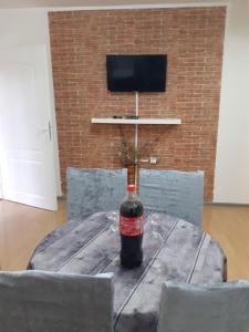 TV a/nebo společenská místnost v ubytování Apartmani "Helena"
