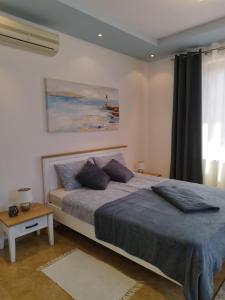 een slaapkamer met een bed met blauwe kussens bij Oli Umag in Umag