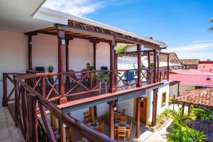 een balkon van een huis met een houten terras bij Hotel Boutique Mosaico in Granada