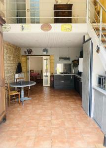 cocina y comedor con mesa en una habitación en Maison de vacances tout confort, piscine privée & équipements uniques, DORDOGNE, en Lamonzie-Saint-Martin