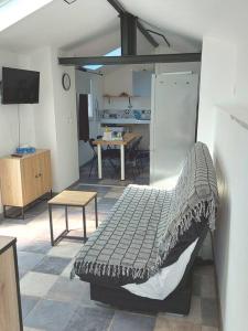 Un dormitorio con una cama y una mesa en una habitación. en Maisonnette avec terrasse privative, en La Ciotat
