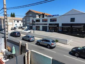 una calle con coches aparcados delante de un edificio en Maisonnette avec terrasse privative, en La Ciotat 7 fotos más