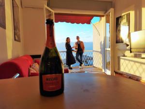 een fles wijn bovenop een tafel bij Garda Panoramic House in Albisano