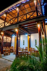 Hotel Boutique Mosaico في غرناطة: مطعم بطاولات خشبية وكراسي خشبية
