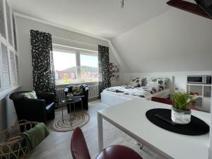 uma sala de estar com um sofá, uma cama e uma mesa em Marktplatzapartment em Höxter