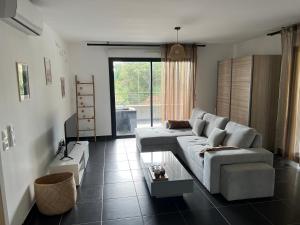 uma sala de estar com um sofá e uma mesa em T2 avec très grande terrasse em Bastia