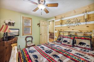 um quarto com uma cama e uma ventoinha de tecto em Smokey Max Chalet em Sevierville