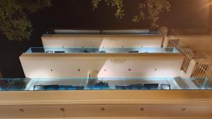 雅典A&N Athens Luxury Apartments - Akadimou的享有带楼梯和椅子的建筑景致