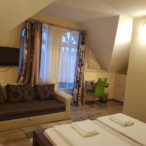 TV a/nebo společenská místnost v ubytování Médea Apartman