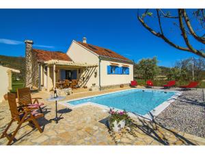 uma villa com piscina em frente a uma casa em Villa Romansa near Split- heated pool peace, bbq em Krušvar