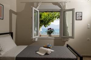 Postel nebo postele na pokoji v ubytování Moukas Seaside Apartments Romantico