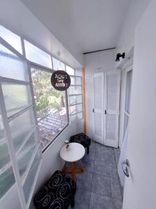 Habitación pequeña con mesa y ventana en Altos de Mendoza Suite en Mendoza
