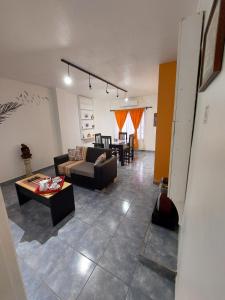 sala de estar con sofá y mesa en Altos de Mendoza Suite en Mendoza