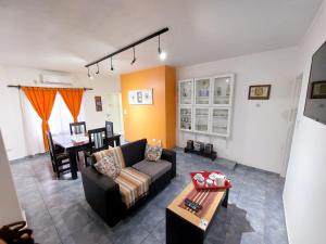 sala de estar con sofá y mesa en Altos de Mendoza Suite en Mendoza