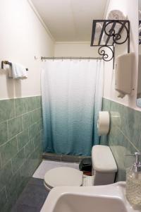 a bathroom with a toilet and a sink at Hotel Boutique Mosaico in Granada