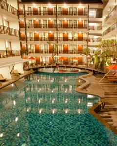 una gran piscina en medio de un edificio en Sun Island Hotel & Spa Kuta en Kuta