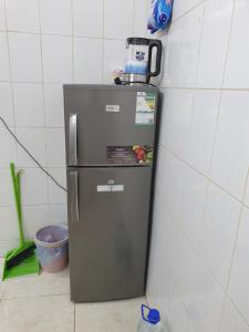 a small refrigerator in a corner of a kitchen at شقة مفروشة رقم 1 تبعد عن الحرم النبوي الشريف 3 كم in Al Madinah