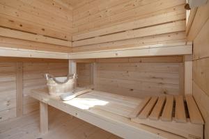 een houten sauna met een bank erin bij Almhaus Gensbach in Innerkrems