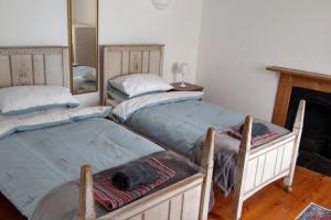Postel nebo postele na pokoji v ubytování Cosy Town-Centre Cottage, St Austell, Cornwall