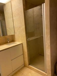 La salle de bains est pourvue d'une douche et d'un lavabo. dans l'établissement G PLUS TOWER, à Istanbul