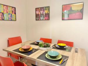 uma mesa de jantar com pratos e tigelas em Carducci Mare e Monti em Pescara